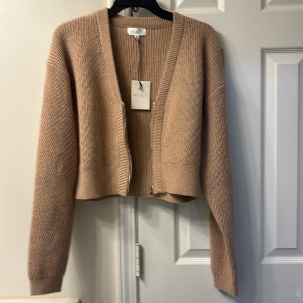 Cropped sweater that zips